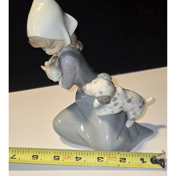 Lladro "Little Friskies" Retired Figurine #5032 Girl with Cat and Dog - Picture 5 of 7